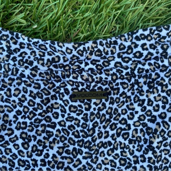 ☀️ VOLCOM T-SHIRT (back slits)  CHEETAH PRINT  | XS  #FML130017 - Picture 12 of 13
